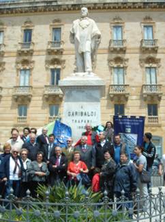 Immagine riferita a: L'11 Maggio a Trapanidavanti la statua di garibaldi 1 di 2